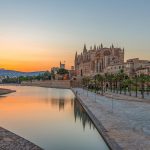 Atardecer frente a la catedral de Palma de Mallorca