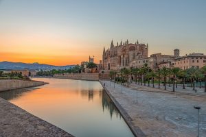 Atardecer frente a la catedral de Palma de Mallorca