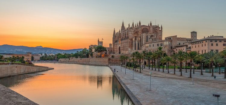 Atardecer frente a la catedral de Palma de Mallorca
