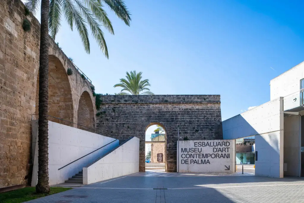 Entrada de Museo Es Baluard de arte moderno y contemporáneo, en Palma de Mallorca