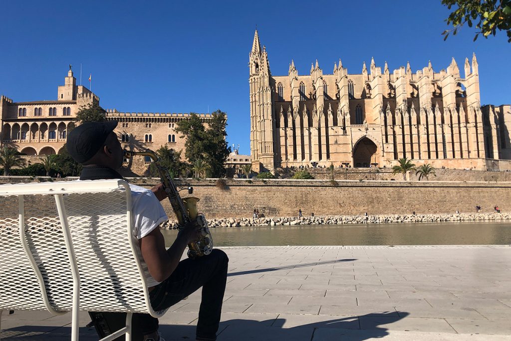 Músico frente a Catedral de Palma de Mallorca