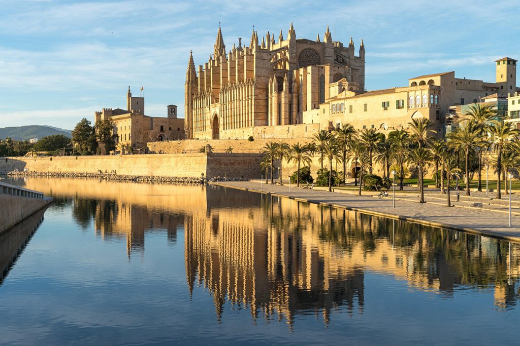 Panorámica de Palacio Real de la Almudaina y Catedral de Palma de Mallorca