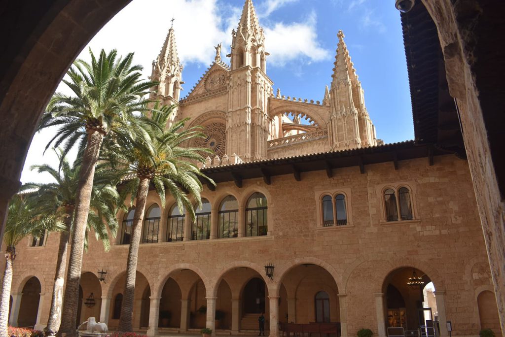 Patio interior de Palacio Real de la Almudaina, en Palma de Mallorca