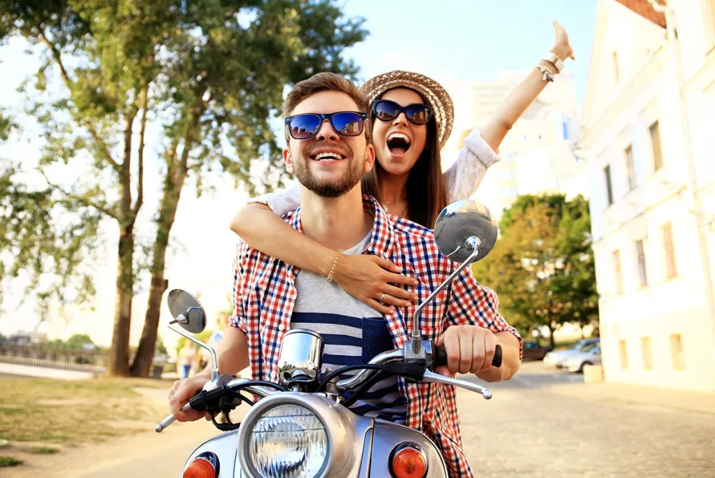 Pareja viajera feliz de escapada